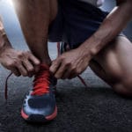 Läufer bindet seinen Laufschuh