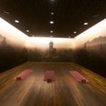 Drei Yogamatten liegen in einem spirituell ansprechenden großen Yogastudio.