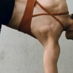 Rücken einer Frau bei einer Yoga-Pose