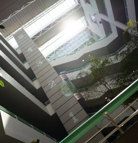 Foto nach oben ins Atrium vom Manhattan Club Wien, die Sonne gegenlichtig durchs Dachfenster.