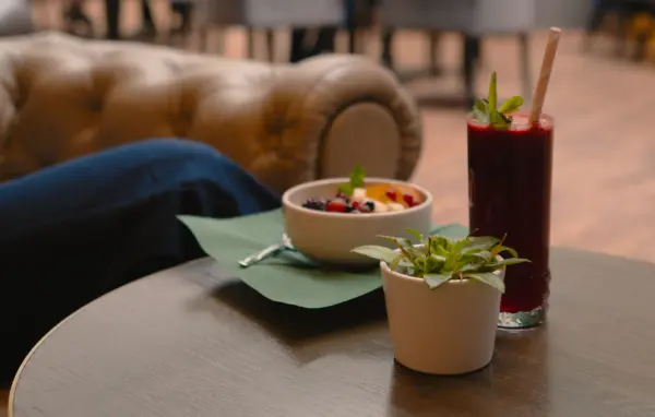 Eine Müsli Bowl und ein roter Smoothie im Restaurant vom Manhattan Club Wien