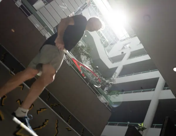 Foto von Squash Spieler gegen Sonnenlicht im Atrium Manhattan Club Wien