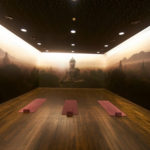 Drei Yogamatten liegen in einem spirituell ansprechenden großen Yogastudio.