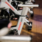 Detailaufnahme eines höhenverstellbaren Sattels eines Spinning-Bikes