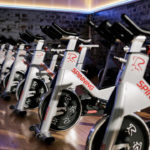 Detailaufnahme von modernen Spinning-Bikes